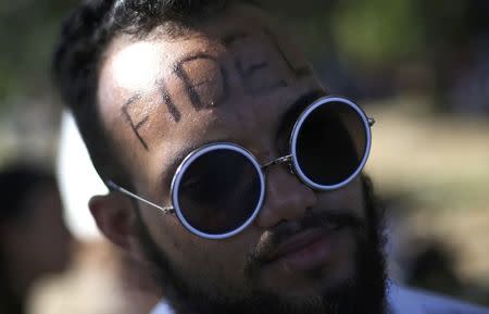 A man wears face paint as he waits to pay tribute to Cuba's late President Fidel Castro in Havana, Cuba, November 28, 2016. REUTERS/Edgard Garrido