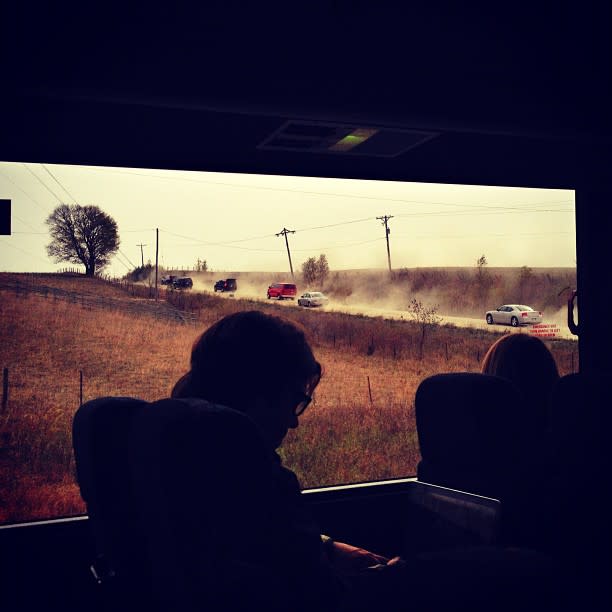 Romney motorcade on a dusty road in Van Meter, IA - <a href="https://twitter.com/hollybdc" rel="nofollow noopener" target="_blank" data-ylk="slk:@hollybdc;elm:context_link;itc:0;sec:content-canvas" class="link ">@hollybdc</a>, via Twitter