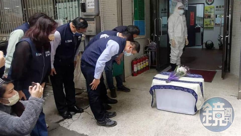 桃園市政府圍捕狒狒任務失敗後，曾向狒狒遺體鞠躬送行，挨批做秀。（翻攝自我是中壢人臉書）