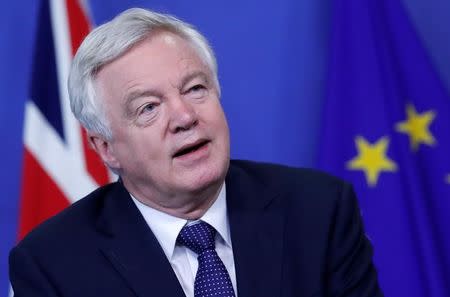 El ministro británico para el Brexit , David Davis, en una rueda de prensa en Bruselas, jul 17, 2017. REUTERS/Yves Herman