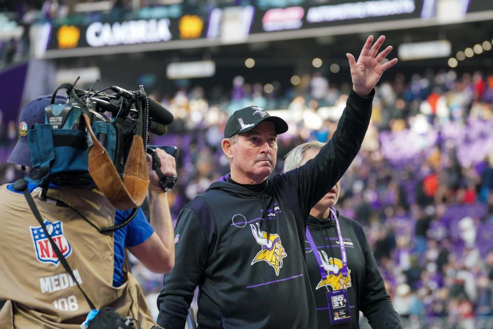 Mike Zimmer acknowledges the crowd on Sunday after a 31-17 victory over the Bears in his final game as Vikings head coach.