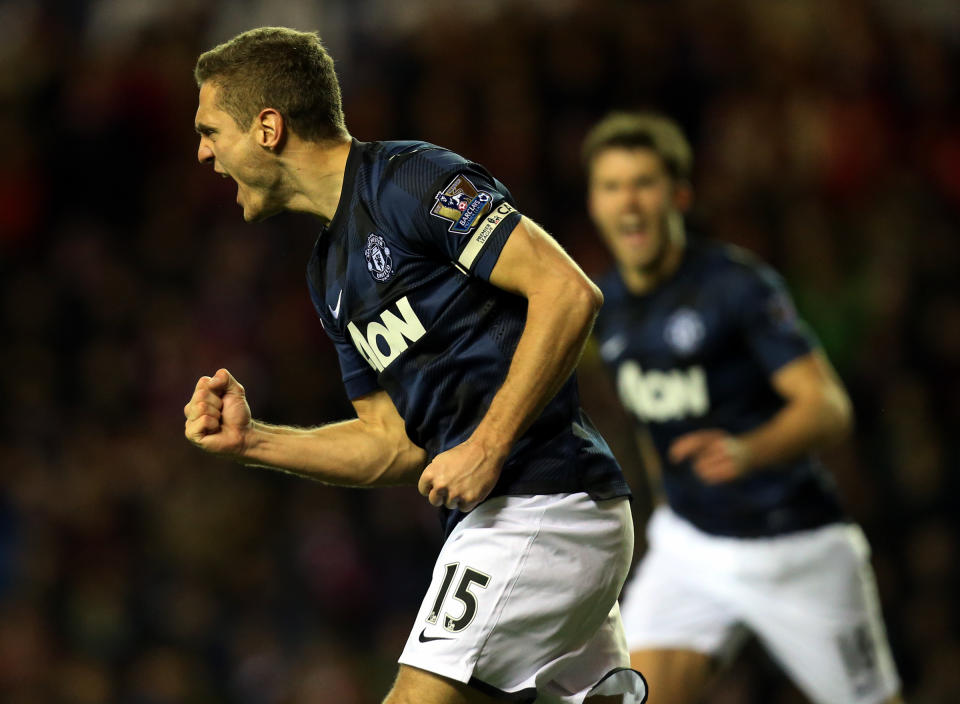 Nemanja Vidic, en primer plano, celebra tras anotar un gol para el Manchester United en el partido contra Sunderland por las semifinales de la Copa de la Liga Inglesa el martes 7 de enero de 2014. (AP Foto/Scott Heppell)