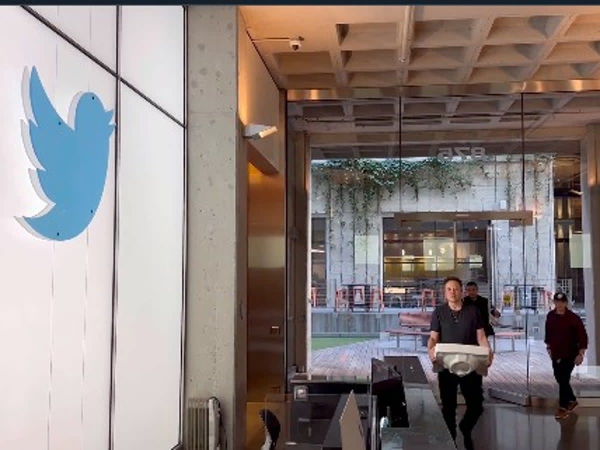 Elon Musk arrives at Twitter HQ carrying a sink (Twitter)