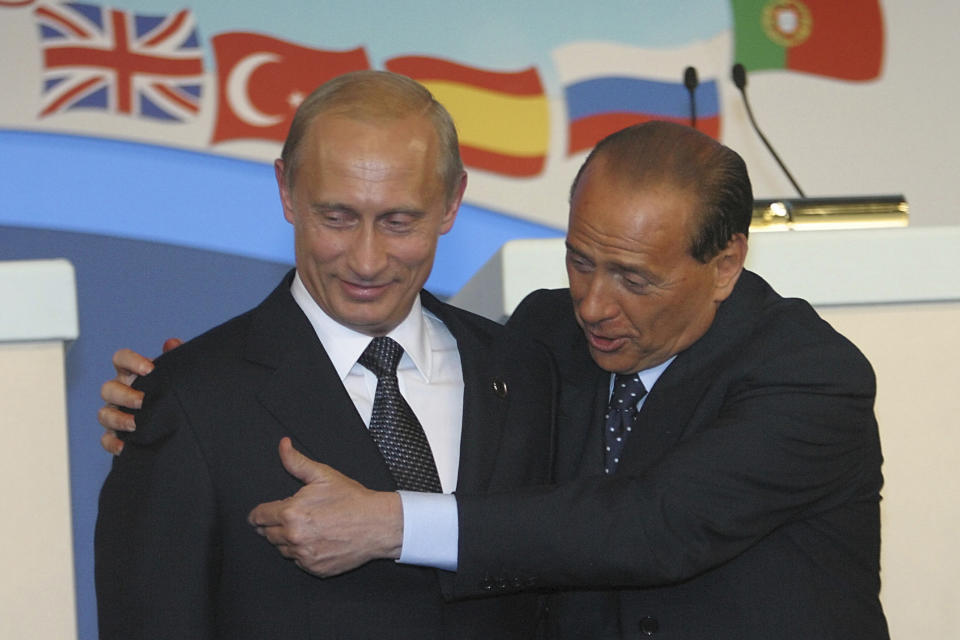 ARCHIVO - El presidente ruso Vladimir Putin, izquierda, y el primer ministro italiano Silvio Berlusconi acuden a una cumbre de la OTAN en la base de la Fuerza Aérea Italiana Pratica di Mare en las afueras de Roma, el 28 de mayo de 2002.(Marco Merlini/LaPresse vía AP, archivo)