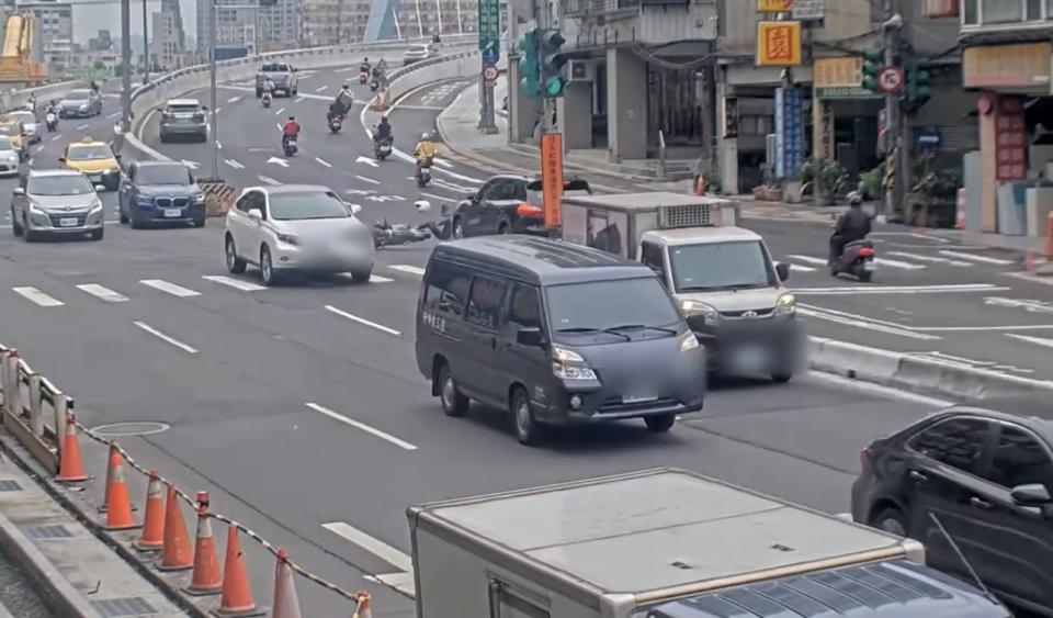 機車駕駛直接左轉遭直行車輛撞擊畫面。（圖/記者 張泓笙翻攝）