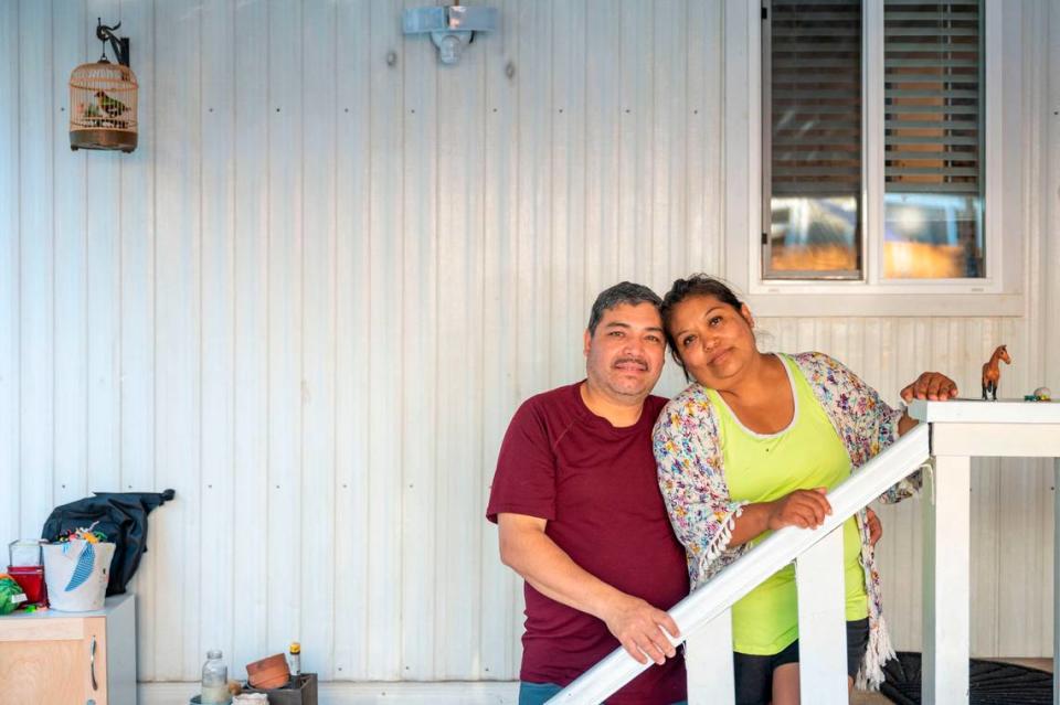 Jorge Calderón y su esposa, Saraim Nieto, posan para una foto en el porche de su casa en Meridian Estates en Puyallup, Washington, el miércoles 27 de julio de 2022.