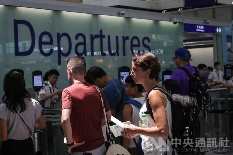 香港衛生署公布，自8日凌晨起，所有從機場入境旅客都要填寫及提交健康申報表。(中央社檔案照)