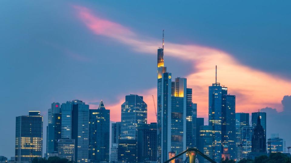 Auf dem Main fährt ein Schiff vor der Skyline der Bankenmetropole.