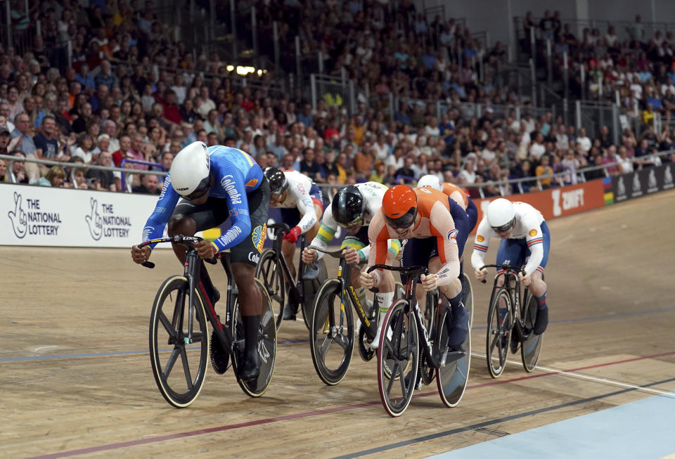 El colombiano Kevin Quintero rumbo a la victoria en la final del keirin en el Mundial de ciclismo, el miércoles 9 de agosto de 2023, en Glasgow, Escocia. (Tim Goode/PA vía AP)