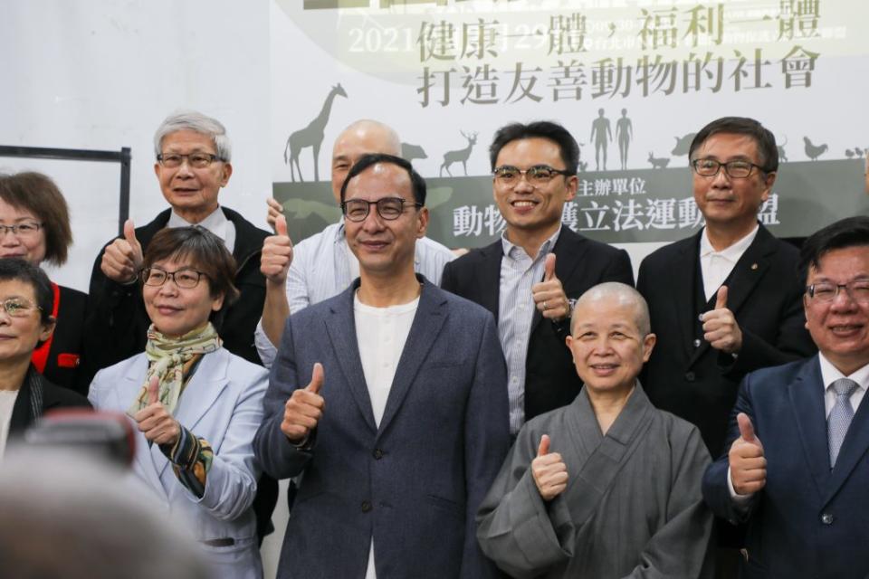 國民黨主席朱立倫出席動保活動，並受訪對竹竹併話題強調重視的是國土規劃。（國民黨提供）