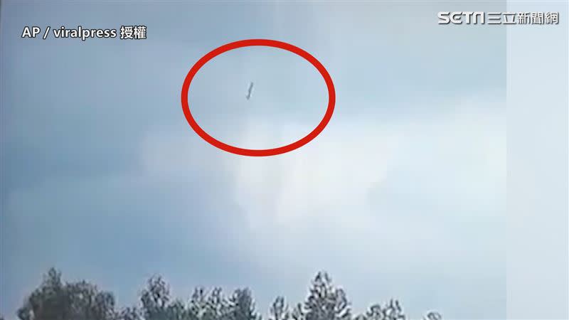 中國東方航空波音737墜毀，垂直墜機畫面十分驚悚。（圖／AP／viralpress授權）