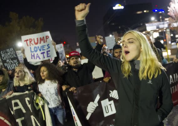 Un grupo de manifestantes marcha por una calle de Salt Lake City, Utah en protesta por la victoria electoral de Donald Trump. Foto: AP