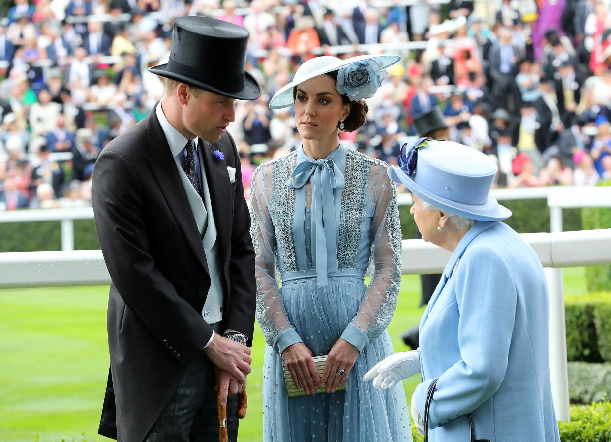 Prinz William im Gespräch mit seiner Großmutter beim Royal Ascot-Pferderennen. Foto: Getty Images