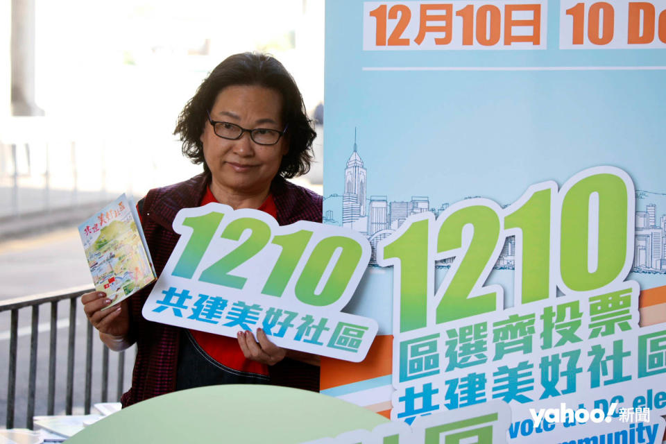 Some voters checked in with placards as a souvenir.  (Photo: YCW)