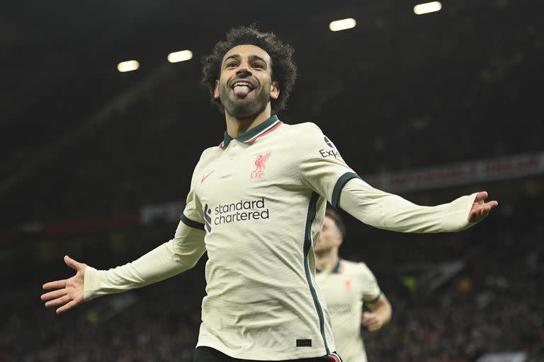 Sonrisa y lengua afuera: un clásico de Liverpool y de Mohamed Salah, que le marcó tres a Manchester United en Old Trafford (Photo by Oli SCARFF / AFP) 