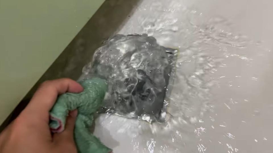 網友影片中可見，滾滾不絕的髒水從水管中噴出。（圖／翻攝爆料公社）