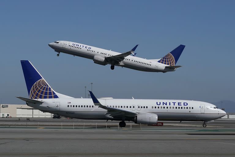 ARCHIVO- La foto de archivo del 15 de octubre de 2020 muestra a un avión de United Airlines que despega sobre otro avión en el Aeropuerto Internacional de San Francisco.