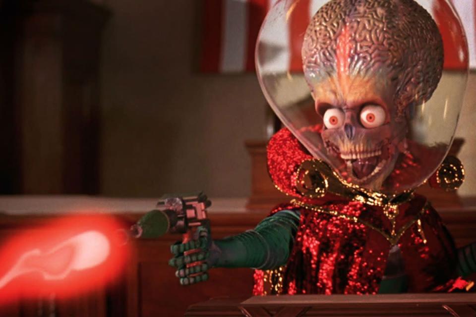 <p>Le film <i>Mars Attacks!</i> réunit de nombreuses stars du cinéma (Jack Nicholson, Glenn Close, Pierce Brosnan, Danny DeVito, Tom Jones, Rod Steiger, Natalie Portman) et a fini par devenir un film culte. Pourtant, il a fait un flop à sa sortie aux Etats-Unis ayant coûté £54 millions (environ 63 millions d'€). Il a rencontré un certain succès en Europe mais pas suffisamment pour qu'on puisse qualifier ce film de succès.</p>