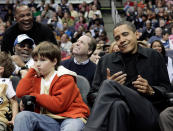 <p>President Barack Obama, right, a Chicago Bulls fan, gets a good natured ribbing by Washington Wizards fan Miles Rawls, top left, during the fourth quarter of an NBA basketball game on Friday, February 27, 2009 in Washington. (AP Photo/Evan Vucci) </p>