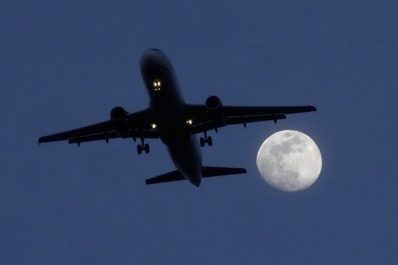 A commercial airliner approaches Chicago’s O’Hare International Airport, Feb. 21, 2024, in Norridge, Ill. (AP Photo/Charles Rex Arbogast, File)