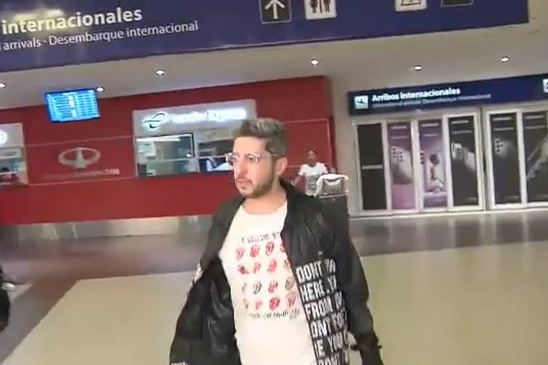 Jey Mammon en su llegada al aeropuerto de Ezeiza