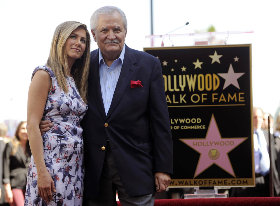 ARCHIVO – La actriz Jennifer Aniston, izquierda, posa con su padre John Aniston, después de ser galardonada con una estrella en el Paseo de la Fama de Hollywood en Los Angeles el 23 de febrero de 2012. John Aniston, el astro reconocido con el Emmy del melodrama “Days of Our Lives” y padre de Jennifer Aniston, ha muerto a los 89 años. Jennifer Aniston dijo en una publicación de Instagram que falleció el 11 de noviembre. (Foto AP/Chris Pizzello, archivo)