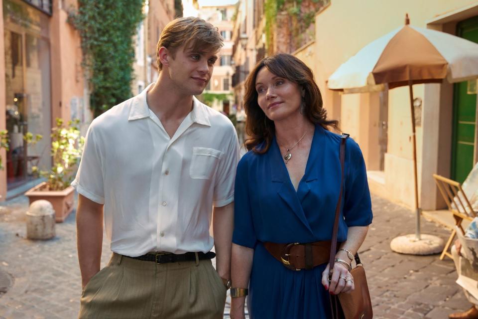 Die Krankheit seiner Mutter Alison (Essie Davis) verändert auch Dexter (Leo Woodall). (Bild: 2022 Netflix, Inc. / Matt Towers)