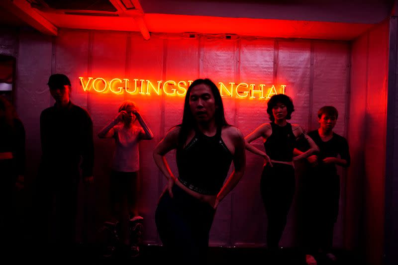 VJ Kawakubo, 27 años, programador informático, dirige una clase de baile en un estudio de Shanghái, China