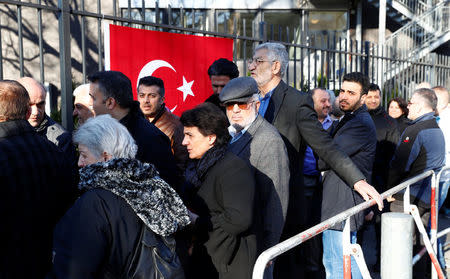 Turkish voters living in Germany wait to cast their ballots on the constitutional referendum at the Turkish consulate in Berlin, Germany, March 27, 2017. REUTERS/Fabrizio Bensch