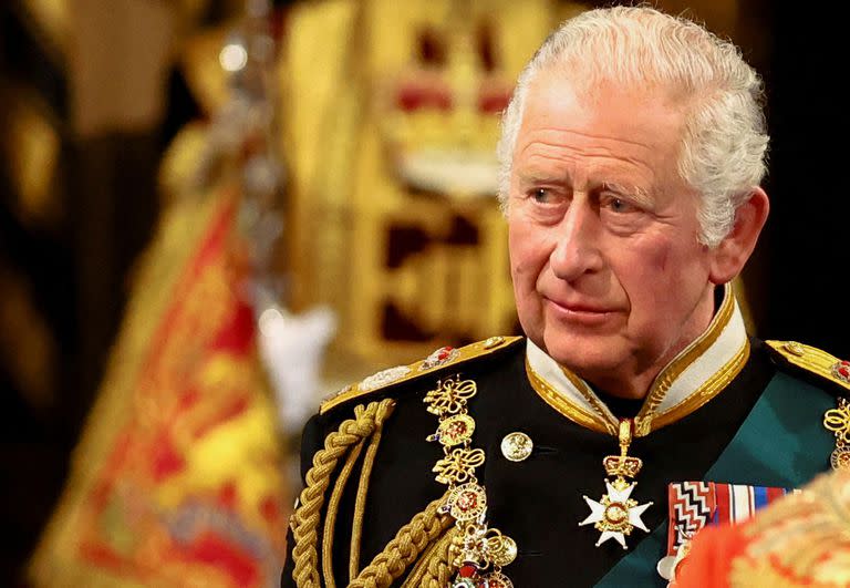El Príncipe Carlos avanza por la Galería Real durante la Apertura de Estado del Parlamento, en Londres, el 10 de mayo de 2022.