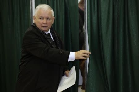 The leader of Poland's main opposition party Law and Justice (PiS) Jaroslaw Kaczynski leaves a booth to cast his ballot at a polling station in Warsaw, Poland October 25, 2015. REUTERS/Agencja Gazeta/Slawomir Kaminski