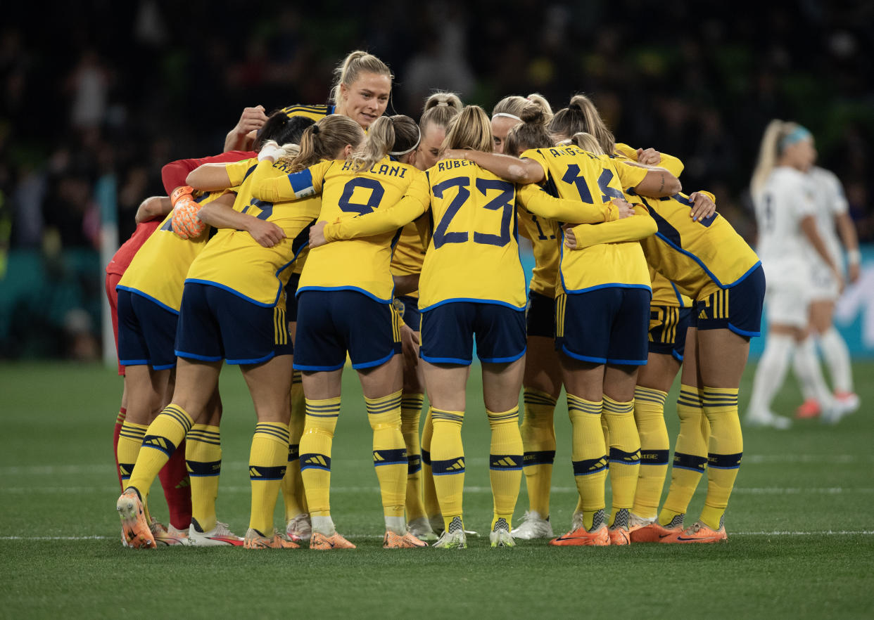  Fridolina Rolfo of Sweden leads a team huddle during the FIFA Women's World Cup Australia & New Zealand 2023 Round of 16 match between Winner Group G and Runner Up Group E at Melbourne Rectangular Stadium on August 6, 2023 in Melbourne, Australia. 