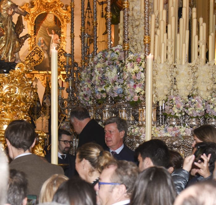 Cayetano Martínez de Irujo dentro de la iglesia