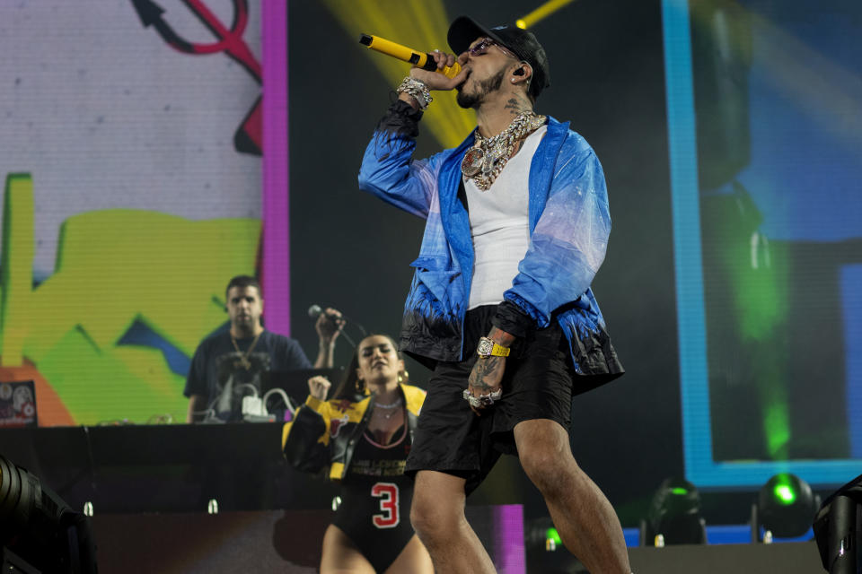 El cantante Anuel AA durante su presentación en el festival Coca-Cola Flow Fest en la Ciudad de México el 27 de noviembre de 2022. (Foto AP/Alejandro Godínez)