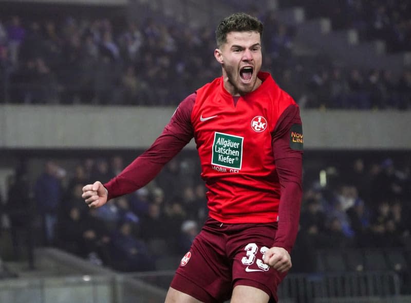 Kaiserslautern's Jan Elvedi celebrates scoring their side's first goal during the German DFB Cup soccer match between Hertha BSC and 1. FC Kaiserslautern at Olympiastadion. Soeren Stache/dpa