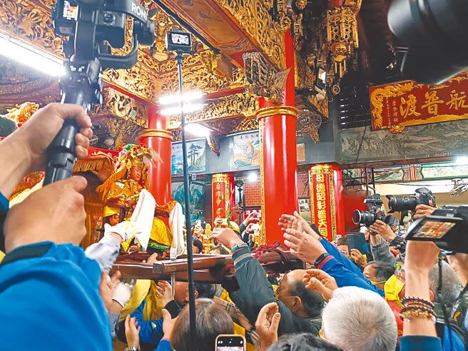 苗栗縣通霄鎮白沙屯拱天宮媽祖鑾轎，20日下午4點回宮安座，為期9天8夜進香之旅圓滿落幕。（李京昇攝）