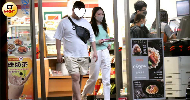 兩人步出便利商店，王敏淳在高壯的男子旁邊顯得很纖細。（圖／本刊攝影組）