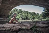 <p>Sadaise Arencibia, Primera Bailarina del Ballet Nacional de Cuba, bajo el puente Almendares, en La Habana. (Foto cortesía de Gabriel Dávalos) </p>