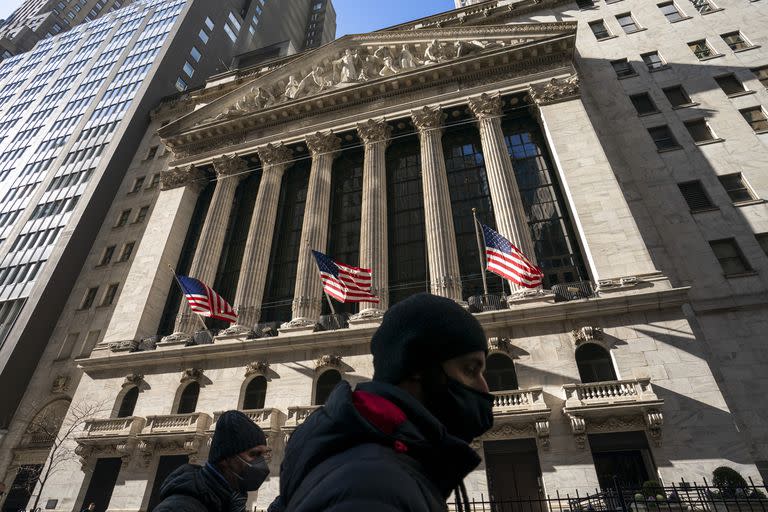 Un peatón pasa por la Bolsa de Valores de Nueva York, el lunes 24 de enero de 2022, en Nueva York.