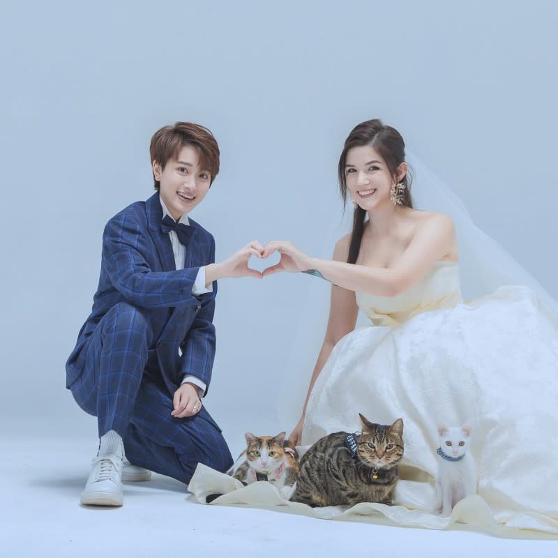 <cite>鄭靚歆6月和德國女友Aky采熙登記結婚。（圖／翻攝自FB／鄭靚歆Jin）</cite>