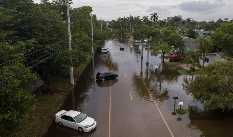 Autos abandonados en una avenida inundada el jueves 13 de junio de 2024 en Hollywood, la Florida. Los habitantes de Hollywood se despertaron con las calles inundadas y escombros después de que la tormenta del miércoles dejara a su comunidad inundada por las fuertes lluvias. Matias J. Ocner/mocner@miamiherald.com