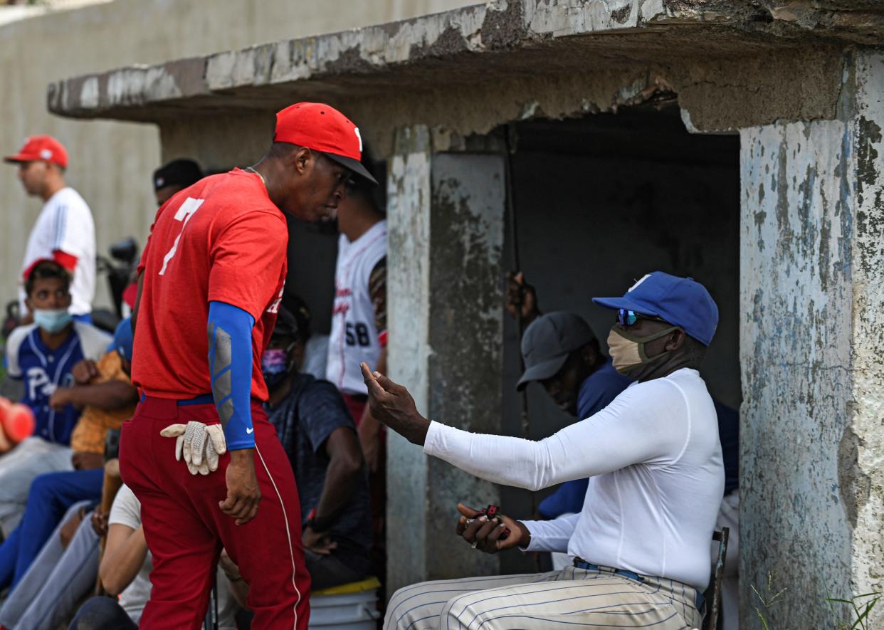 El exjugador de béisbol cubano Lazaro de la Torre ofrece sus consejos a otros jugadores. En los últimos años un número récord de jugadores se han marchado de la Isla. (Foto: Getty Images)