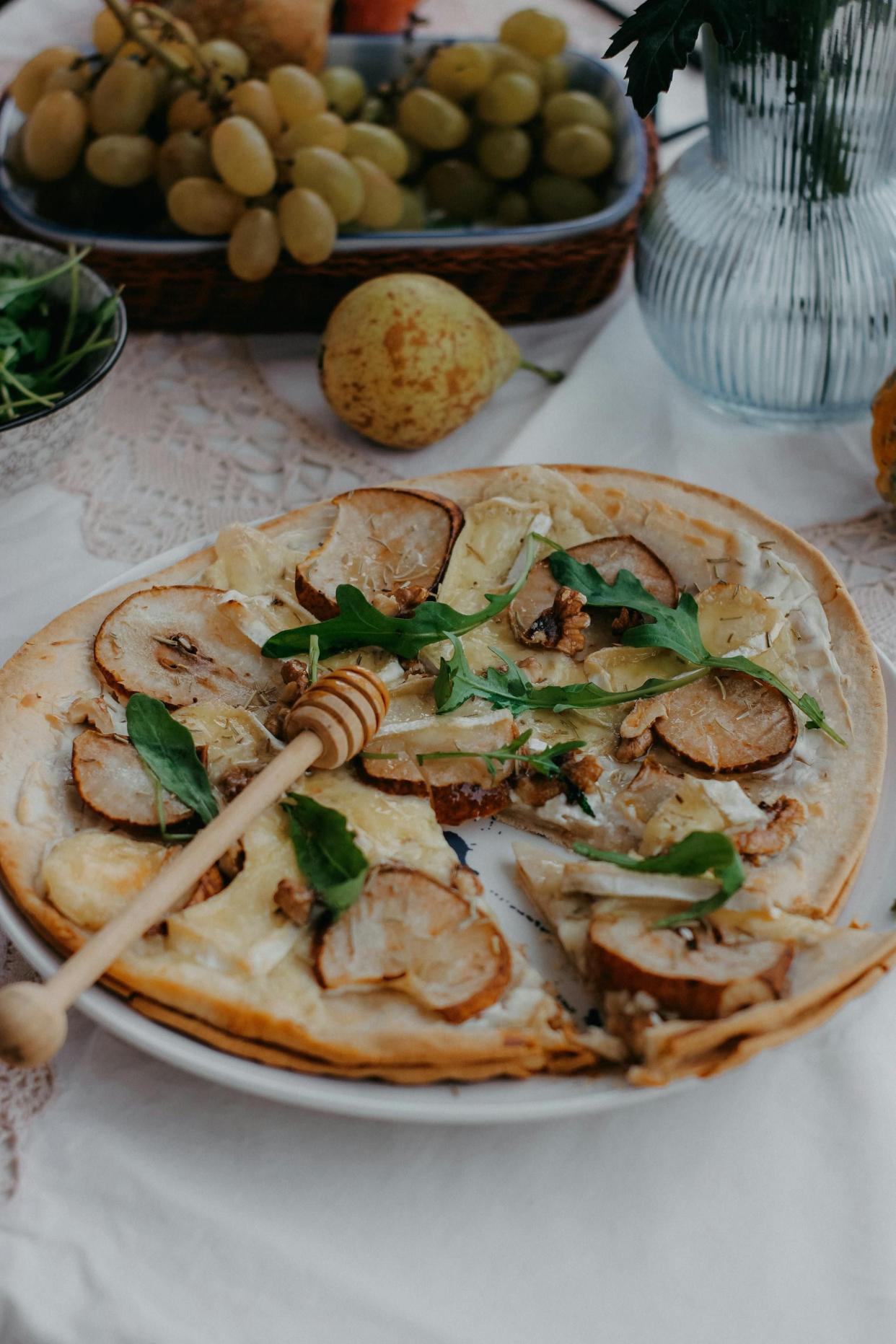 Pizza with Arugula and Caramelized Pear