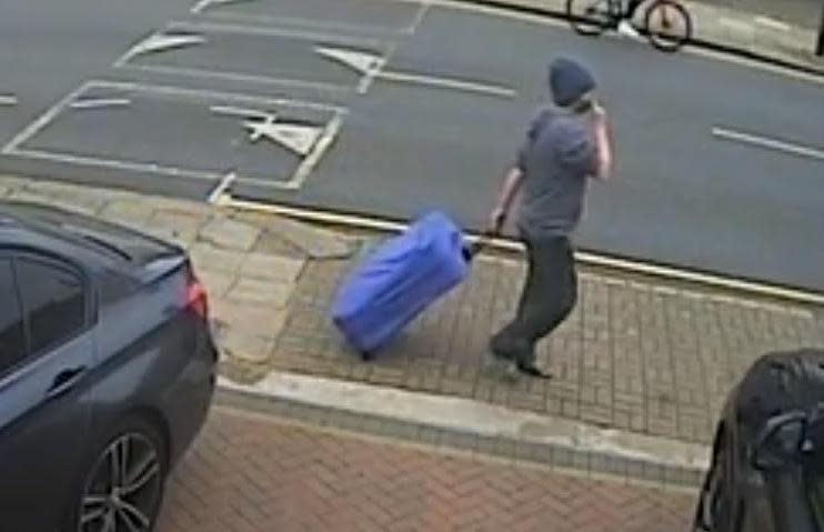 英國女子米契爾涉嫌殺害好友，將好友斬首分屍後，拖著藏有屍塊的行李箱穿越倫敦街頭。（翻攝監視器畫面）