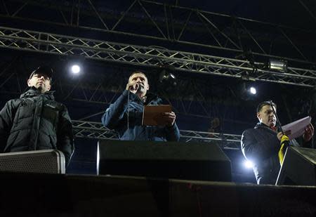 Heavyweight boxing champion and UDAR (Punch) party leader Vitaly Klitschko (C), head of the All-Ukrainian Union Svoboda (Freedom) Party Oleg Tyagnibok (R) and Ukrainian opposition leader Arseny Yatsenyuk attend a pro-European integration rally in Independence square in Kiev January 16, 2014. REUTERS/Gleb Garanich