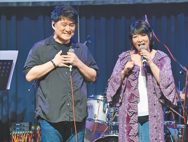 周華健（左）和趙詠華昨在音樂會上分別獻唱陳揚作品。（陳俊吉攝）