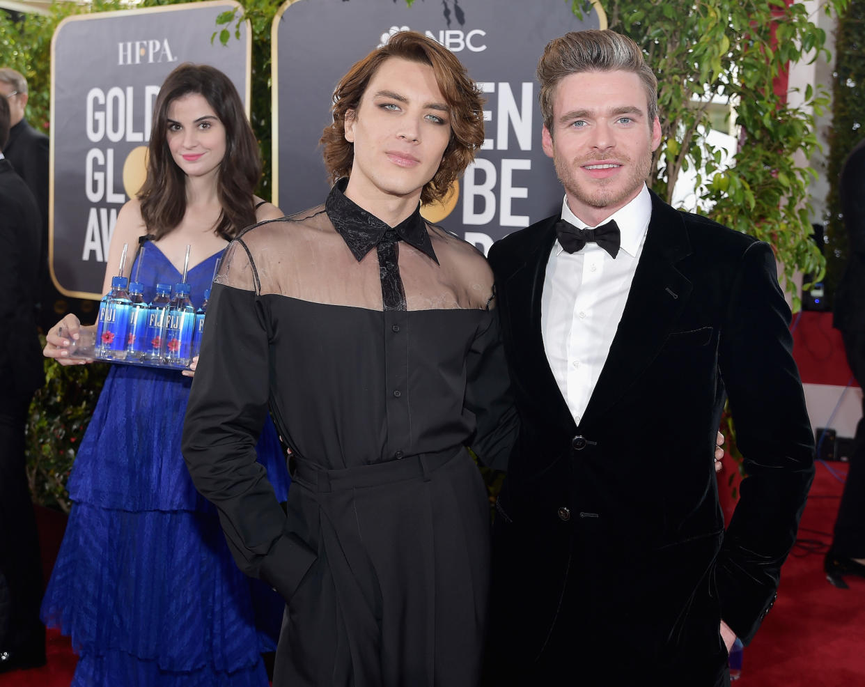 Verteilte bei den Golden Globes im Januar Wasserflaschen der Marke “Fiji” an Prominente: Kelleth Cuthbert (l.). Im Vordergrund stehen Cody Fern und Richard Madden. (Bild: Getty Images)