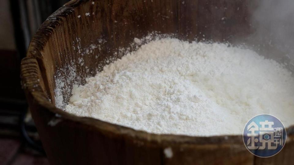 用木桶蒸米粉的原因，是因為木頭會吸收食材裡多餘的水分。