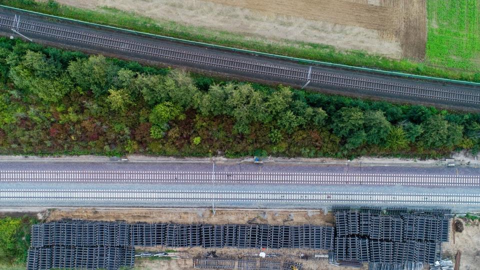 Arbeiter zerlegen mit einem Bagger alte Bahnschienen während der Sanierung der ICE-Trasse Hannover-Göttingen bei Sorsum im Landkreis Hildesheim. Für die Sanierung der ICE-Strecke von Hannover bis Göttingen hat die Deutsche Bahn 175 Millionen Euro veranschlagt.