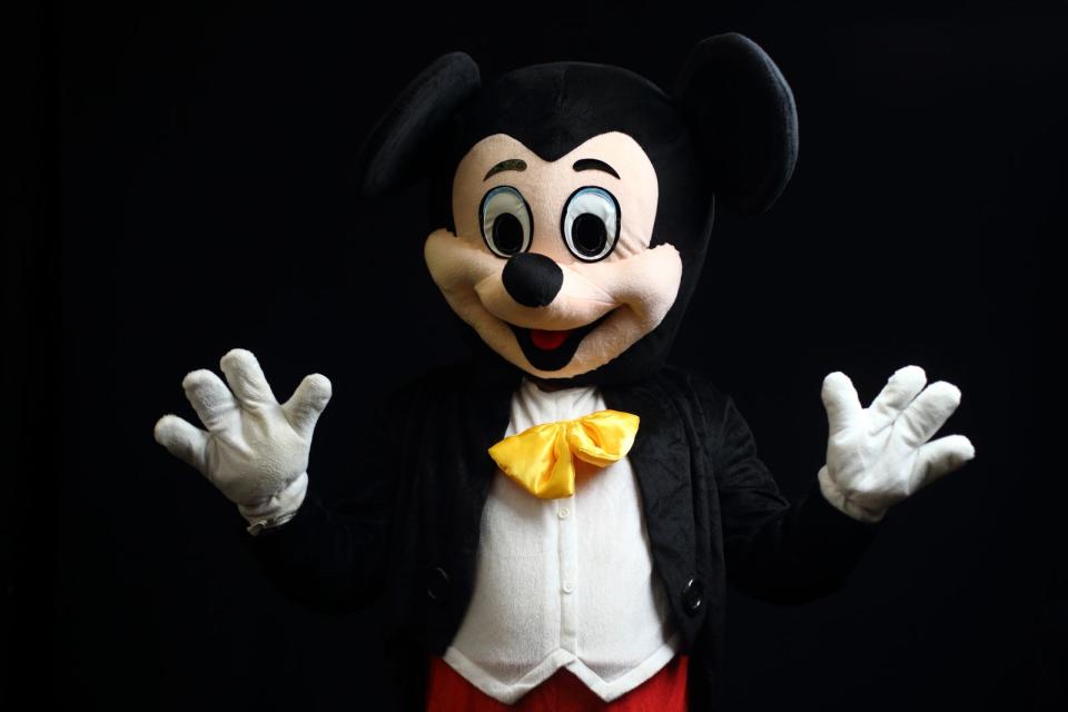 <p>Ihren Namen verdankt Micky Maus Walt Disneys Frau Lilly. Ursprünglich hätte die Zeichentrickfigur Mortimer Mouse heißen sollen - ein Name, den Lilly Disney zu aufgeblasen fand. Sie schlug stattdessen den Namen Micky vor. (Bild: Jordan Mansfield/Getty Images)</p> 